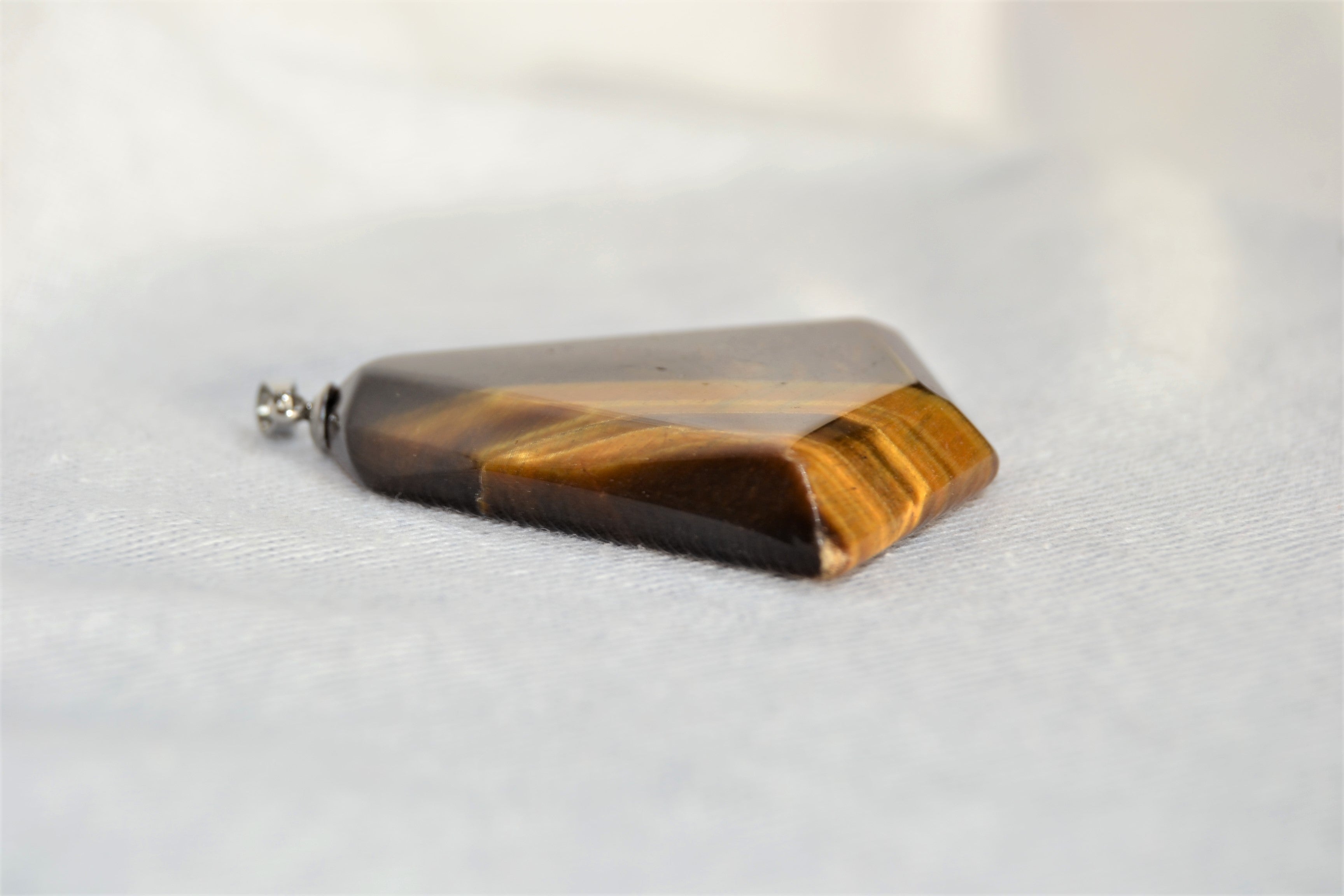 Pendentif Œil de Tigre Bouclier